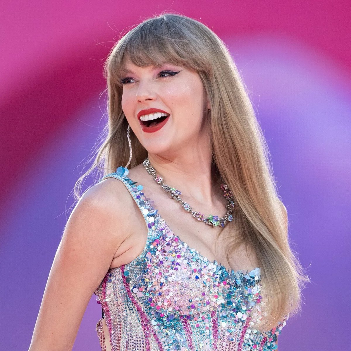 In a world full of Carrie Underwoods, 

Be a Taylor Swift!