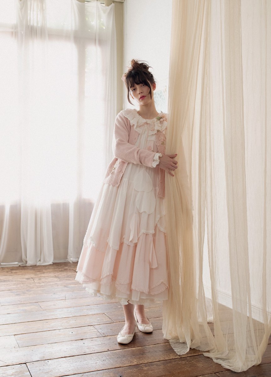 🌸𝕊𝔸𝕂𝕌ℝ𝔸 𝕋𝕖𝕕𝕕𝕪🧸 モチーフを飾ったブラウス、ワンピースは