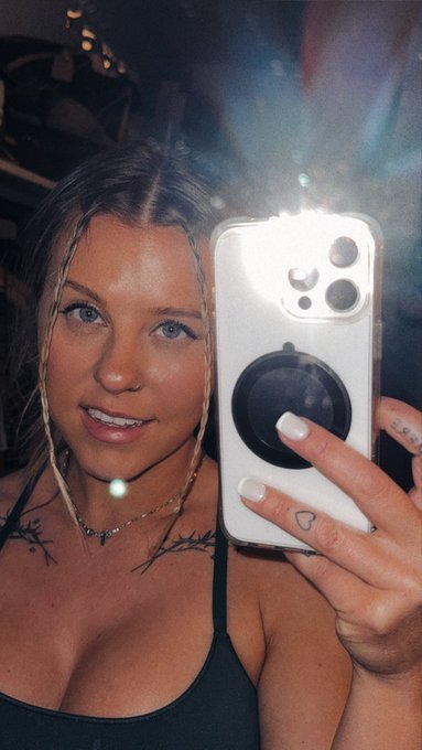 Watch l i t t l e b u f f b a b e's leaked NSFW photo on TwXstars