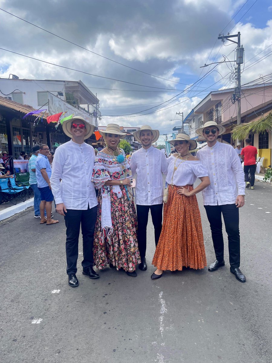 EmiledPerez's tweet photo. Mil polleras 2025🌺 https://t.co/s2LGnWGe6Y
