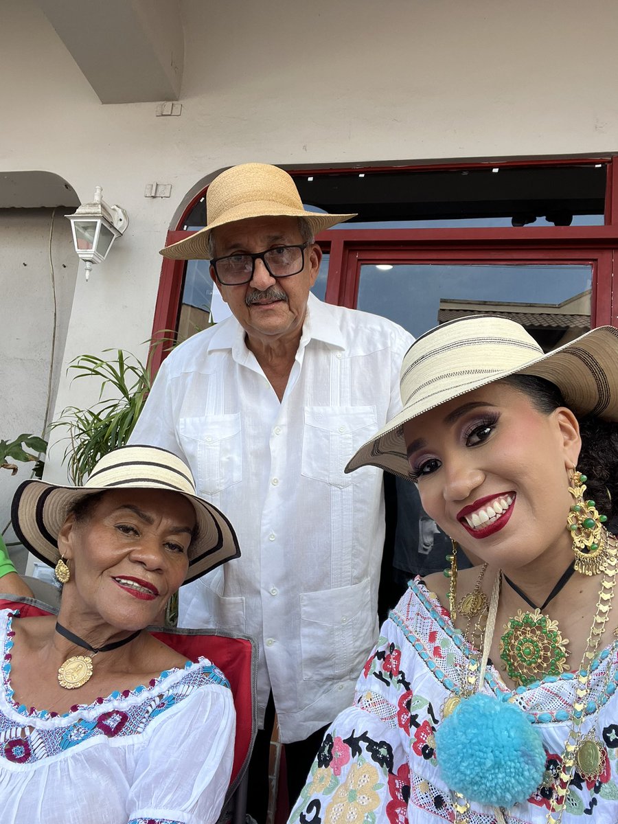 EmiledPerez's tweet photo. Mil polleras 2025🌺 https://t.co/s2LGnWGe6Y