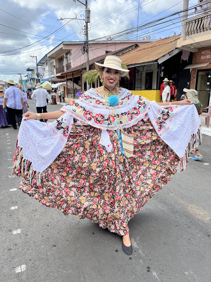 EmiledPerez's tweet photo. Mil polleras 2025🌺 https://t.co/s2LGnWGe6Y