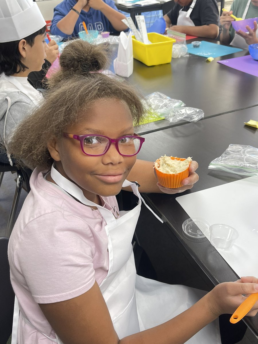 TRMSRoadrunner's tweet photo. Our Roadrunners enjoyed making yummy cupcakes in Think Together. Thank you @vvusd_elop for creating such engaging activities for our students! #BAT1000 #proudtobevvusd https://t.co/x7OvlDeyAL