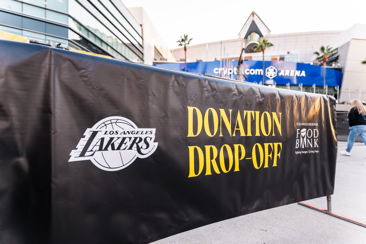 The Lakers are hosting a donation drive for those impacted by the fires at  all three home games this week. #LAStrong 💜💛 🔗 https://t.co/IypLvPTIqN