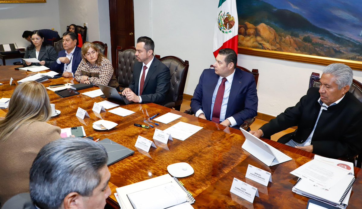 armentapuebla_'s tweet photo. Nos reunimos con el secretario de Educación, Manuel Viveros Narciso, para evaluar los avances de los programas educativos.📚📝

Con nuestra presidenta, la Dra. @Claudiashein, impulsamos a nuestros jóvenes para que continúen con sus estudios y crearemos nuevos espacios para la educación superior.👩🏻‍💻👨🏽‍💻

#PorAmorAPuebla 
#PensarEnGrande