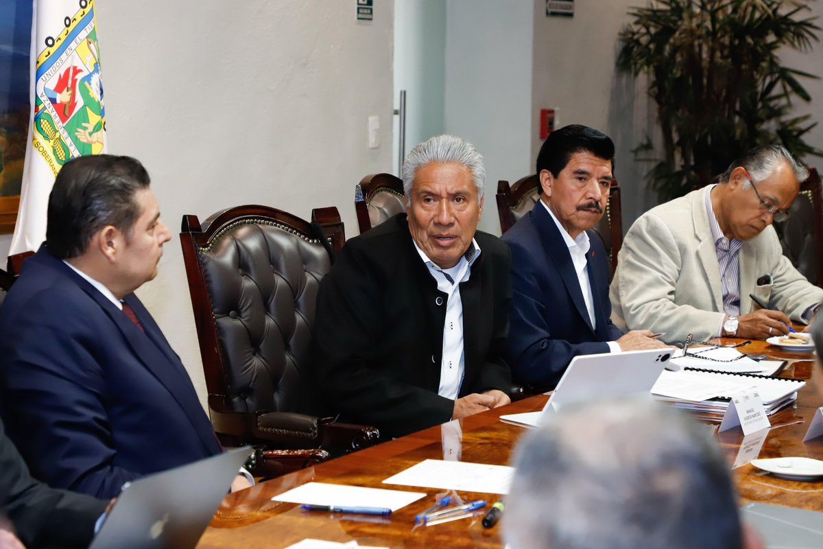armentapuebla_'s tweet photo. Nos reunimos con el secretario de Educación, Manuel Viveros Narciso, para evaluar los avances de los programas educativos.📚📝

Con nuestra presidenta, la Dra. @Claudiashein, impulsamos a nuestros jóvenes para que continúen con sus estudios y crearemos nuevos espacios para la educación superior.👩🏻‍💻👨🏽‍💻

#PorAmorAPuebla 
#PensarEnGrande