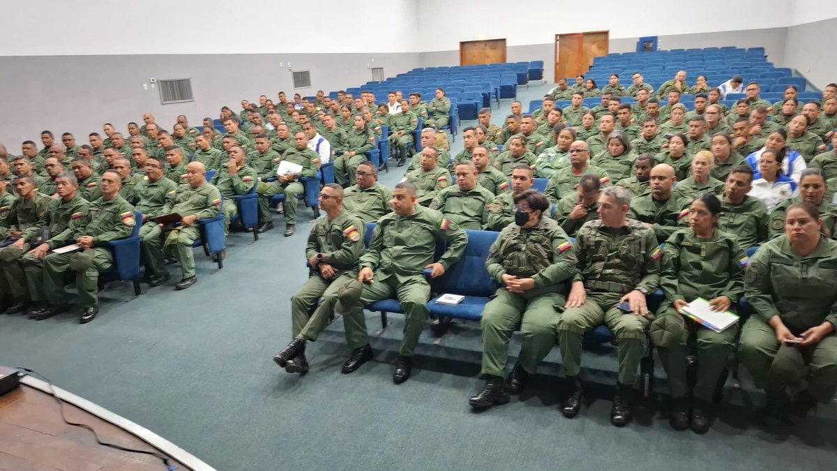 Desde las instalaciones del teatro “03 de Febrero” de la Academia Técnica Militar de la AMB, se llevó a cabo acto de recepción de 162 profesionales de los cursos de Requisito Intelectual de Ascenso periodo académico I-2025.