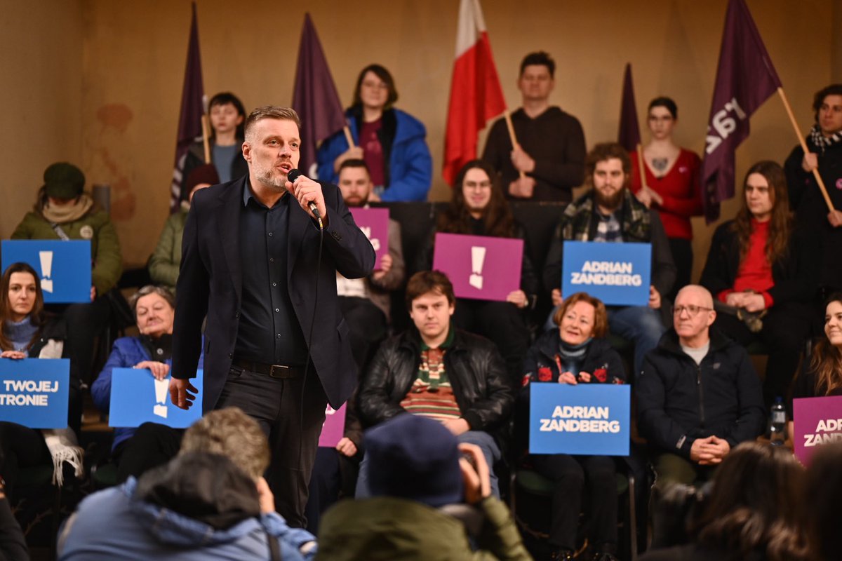 ZandbergRAZEM's tweet photo. Rząd Tuska zawiódł ludzi. Mieszkania drożeją, nie ruszył żaden sensowny program budownictwa, pieniądze w budżecie na mieszkania są śmiesznie małe. Za to koryciarstwo kwitnie jak za PiSu, banki mają obsceniczne zyski, a w powietrzu wiszą kolejne dopłaty dla deweloperów.

W Poznaniu, w świetlicy Osiedla Maltańskiego, rozmawialiśmy dziś o polityce mieszkaniowej. Świetnie tu widać, czym kończy się jej brak. Poznański kler i deweloperzy chcą wyrzucić ludzi z domów, w których mieszkali od wielu dziesięcioleci. Miasto umywa ręce i nie ma dla ofiar chciwości żadnej sensownej propozycji. Wielu rodzinom grozi bezdomność.