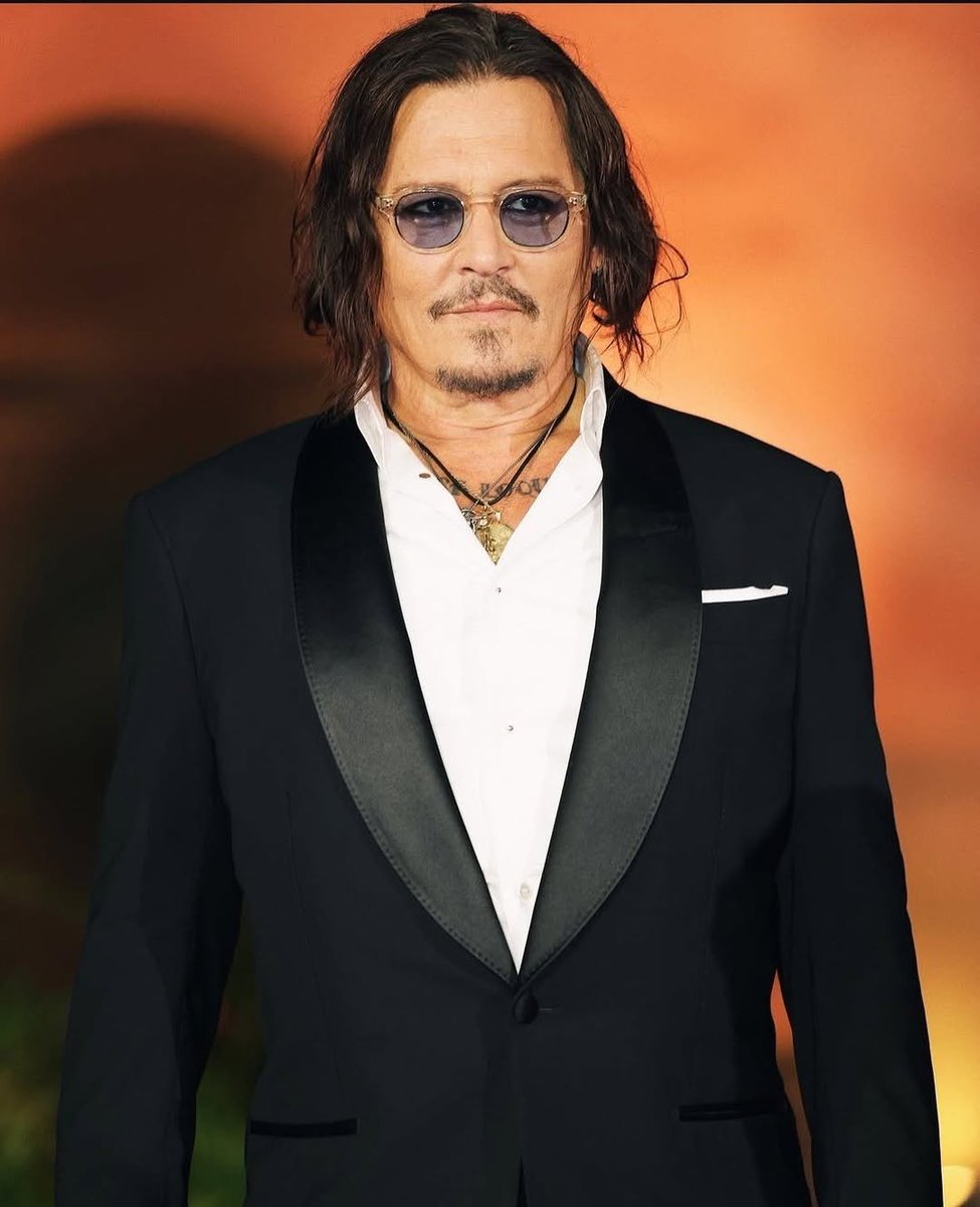 realtizianapp69's tweet photo. ... " Is Johnny Depp too old?" ... 
. 
NO HE IS NOT OLD HE IS A MATURE MAN AND EVEN THOUGH HE IS 61 YEARS OLD HE IS STILL VERY COOL AND HAS NOTHING TO ENVY TO YOUNG BOYS, ON THE CONTRARY IT IS THE YOUNG BOYS WHO SHOULD ENVY JOHNNY 
#JOHNNYDEPP
#ARTIST 
#TEAMDEPP 
#JOHNNYFOREVER https://t.co/VsmScOzZrb
