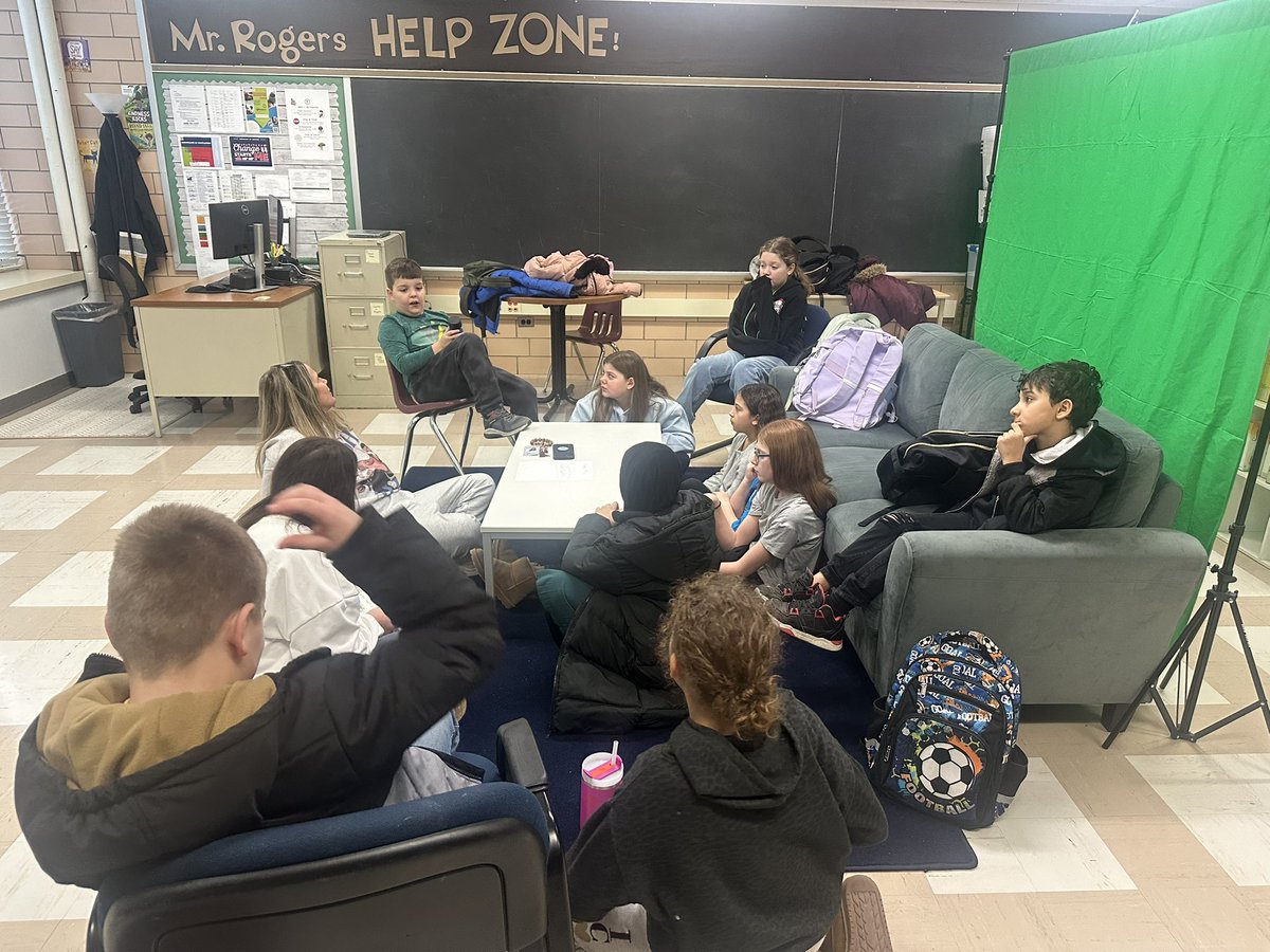 GCSDcommschools's tweet image. CS Site Coordinator, Mr. Ruiz, & Parent Coordinator, Mrs. Guck, have clubs off to a great start @BuckmanHeights! #Communityschools #ExpandedLearning @GreeceCentral @natcenterforcs @CommSchools @nyscstc @NYSCSN @k_sper211 @Center4Youth