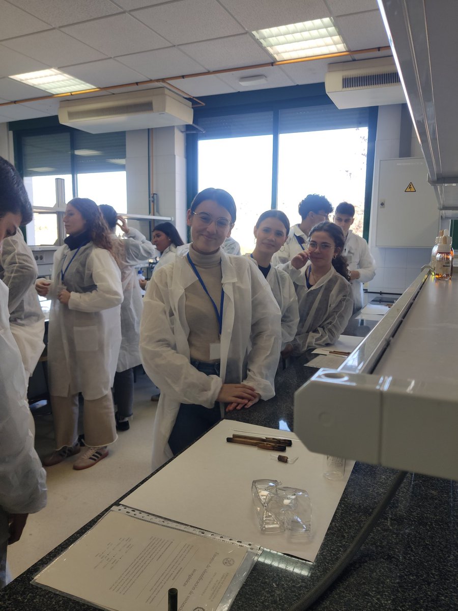 Hoy, nuestros alumnos de 1º de Bachillerato de Ciencias han participado en las Jornadas de Laboratorio que cada año organiza la Facultad de Ciencias de la UCO. 
Durante la visita han realizado experimentos en distintos laboratorios de algunos departamentos, una experiencia única