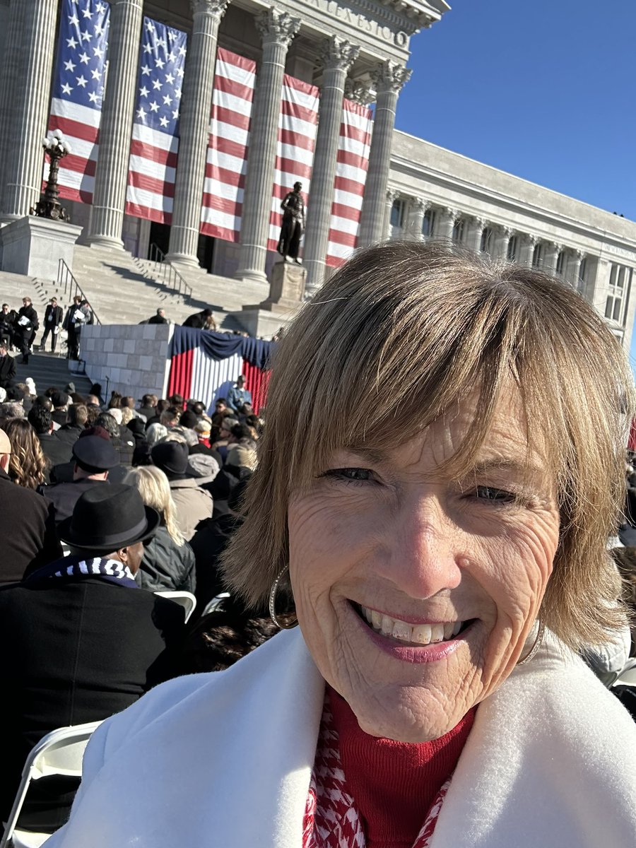 CJheartart's tweet photo. Pretty amazing day, but it was so cold my lipstick caused my lips to freeze to my teeth! 🤣#moleg #ARepublic https://t.co/v7PSqvVNhd