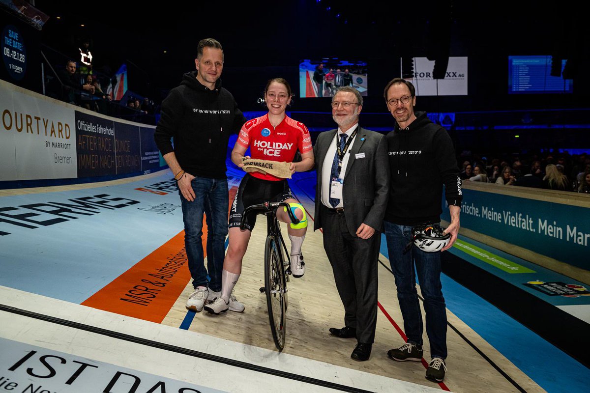 Chapeau to Lucy Nelson for her second Elimination race win at the iconic Bremen Six Day Race! 🏆 

A legendary event since 1965, blending top-tier track cycling with an electric atmosphere.

#BremenSixDay #TrackCycling #EliminationRace #SixDaySeries 

📸 Arne Mill / Lars Neumann