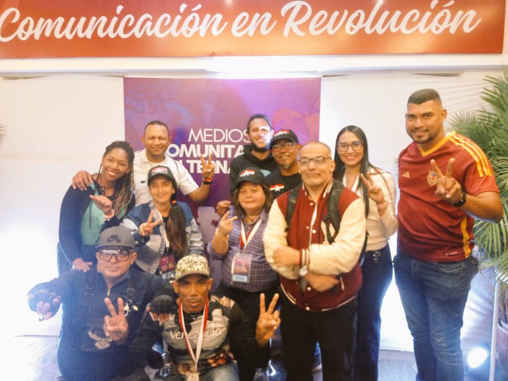centralmrt's tweet photo. 🔴⚫ Tupamaro desde el III Congreso Internacional de Comunicación. Surgen propuestas innovadoras a partir de este encuentro en el que coincidimos con nuestros hermanos radiales de Minka 96.1 fm. Desde LAIUCOM Revolucionamos la Comunicación!!!
#TupamaroJuroConNicolas https://t.co/9kwoBXdo24