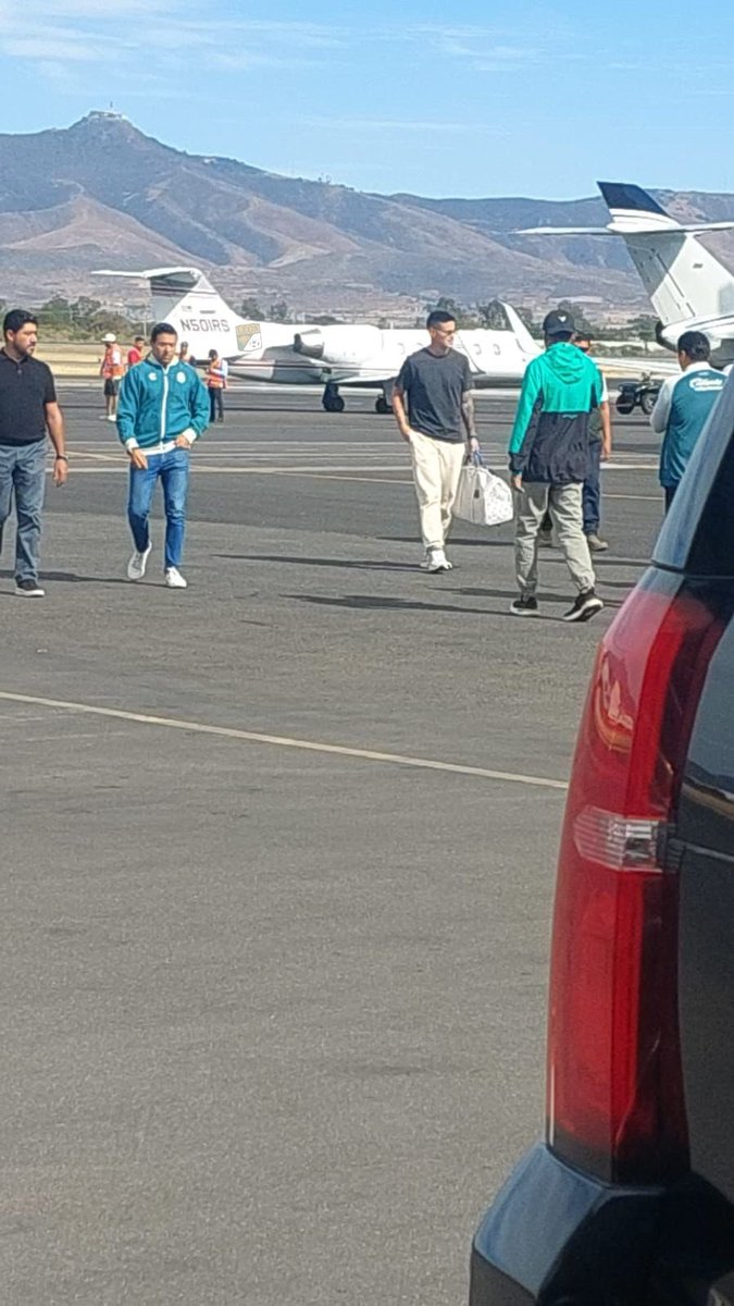 hellsskitchen's tweet photo. Llegó James Rodríguez al hangar de grupo Pachuca en León, pasa pruebas físicas y lo anuncian por la noche #JamesEsFiera #CakeNews https://t.co/2VWDE6hBXX