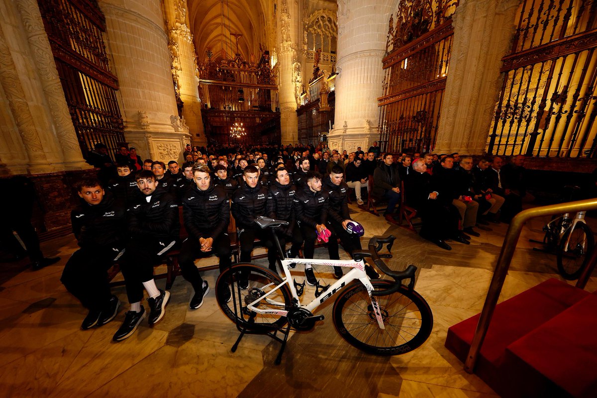 BurgosBH's tweet photo. 🌟 El broche de oro a nuestra presentación en la Catedral

Ofrenda floral y bendición del arzobispo de Burgos, Mario Iceta ⛪

📷 @SprintCycling https://t.co/W5S5WnPyPU