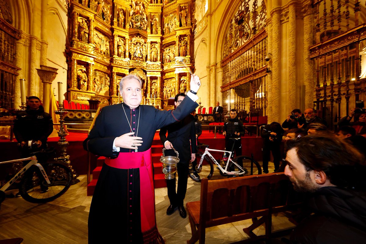 BurgosBH's tweet photo. 🌟 El broche de oro a nuestra presentación en la Catedral

Ofrenda floral y bendición del arzobispo de Burgos, Mario Iceta ⛪

📷 @SprintCycling https://t.co/W5S5WnPyPU