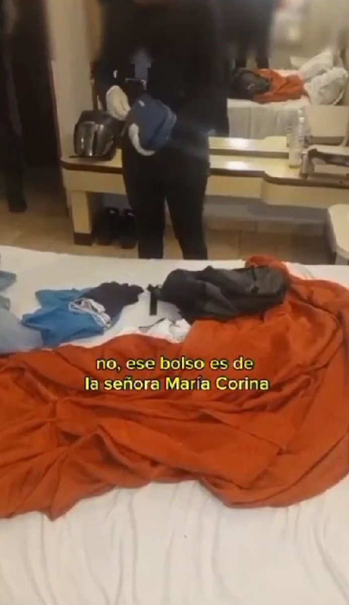 No estaba desaparecido, no estaba herido, se resguardo en un hotel por órdenes de #MariaCorina y lo más importante tenía la cartera azul. 

Yo me preguntó: van a seguir  sus seguidores creyéndole a esta señora María Corina ?