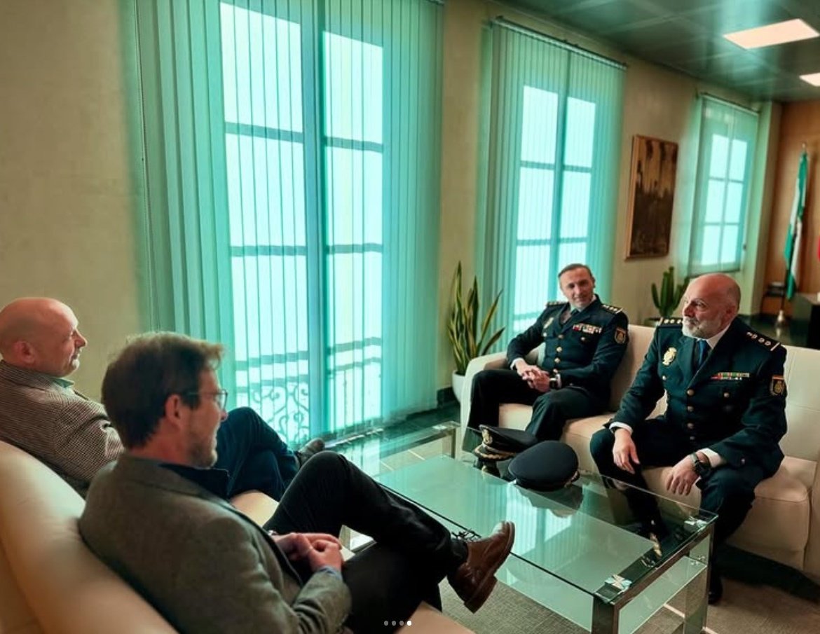 CurryToscanoR's tweet photo. Posteriormente hemos tenido un encuentro con el nuevo Jefe de la Comisaría Local de @Policianacional de #DosHermanas , José Luis Valverde, junto al Comisario Provincial de Sevilla Ernesto López y el alcalde @pacorodriguezdh. https://t.co/QIabTA9ZG1