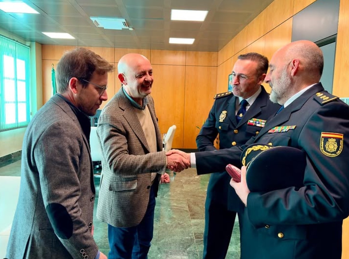 CurryToscanoR's tweet photo. Posteriormente hemos tenido un encuentro con el nuevo Jefe de la Comisaría Local de @Policianacional de #DosHermanas , José Luis Valverde, junto al Comisario Provincial de Sevilla Ernesto López y el alcalde @pacorodriguezdh. https://t.co/QIabTA9ZG1
