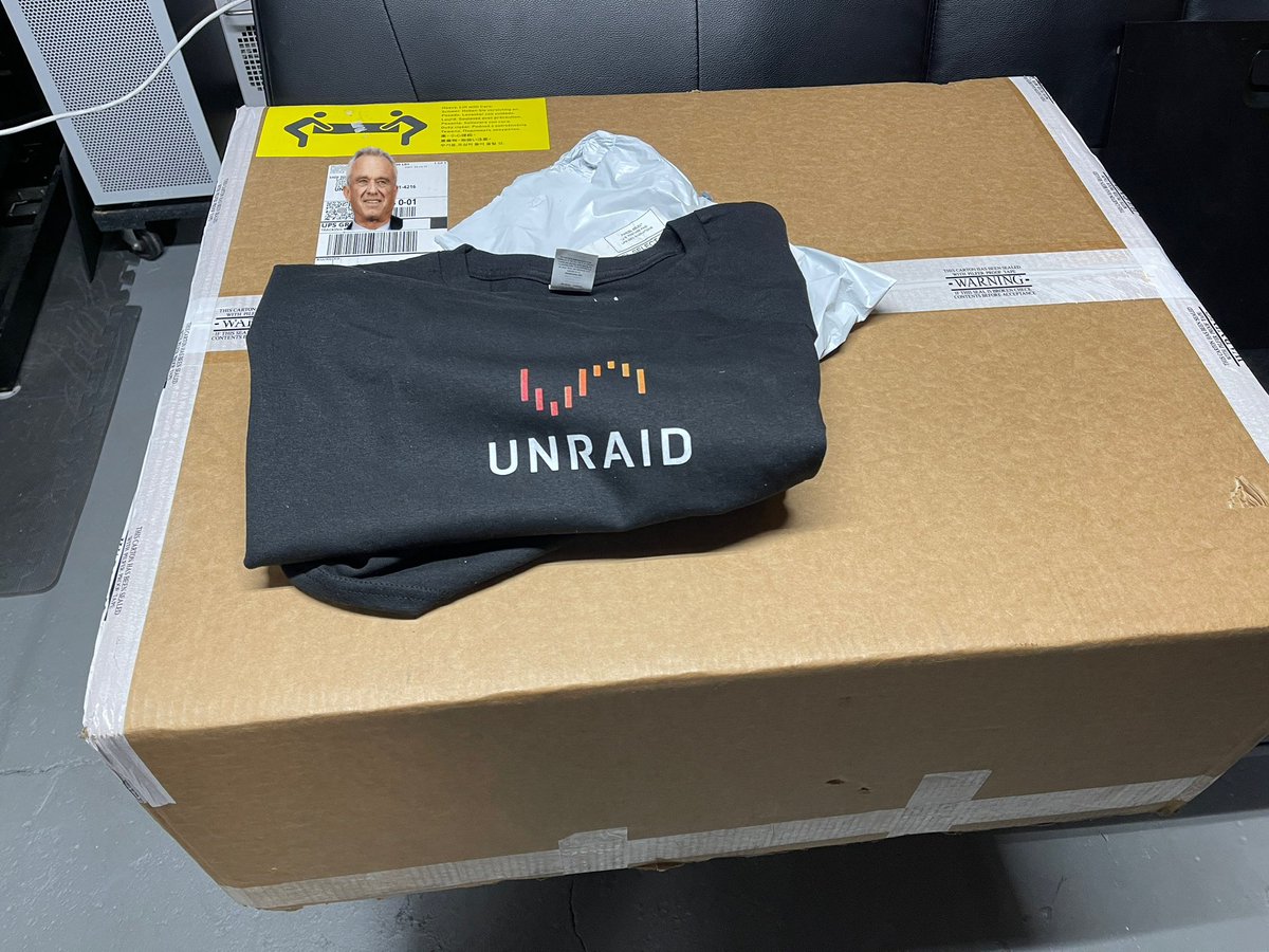 DarthKielbasa's tweet image. Oh boy! New chassis/shirt day! 

#unraid

Rehomed a Chenbro RM42300 on a satisfactory deal. No more open air test bench!

#homelab