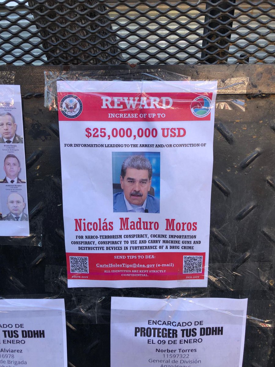 La embajada de Venezuela en Argentina acaba de ser completamente empapelada de carteles con la recompensa por la captura de diferentes terroristas venezolanos que conforman el Cártel de los Soles.