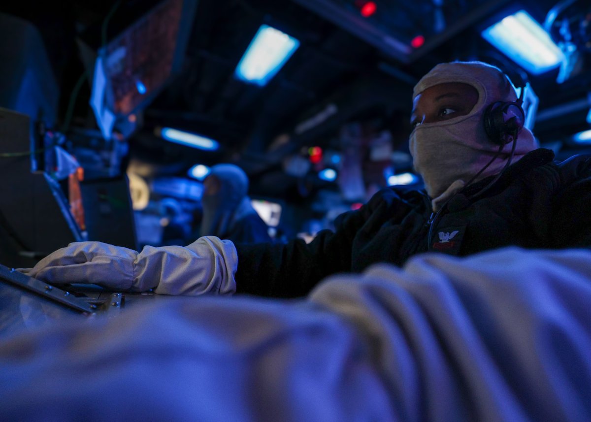 USNavy's tweet photo. #USNavyPhotosoftheDay:
1️⃣ #VFA2 #FLTOPS aboard @CVN70, 2️⃣ #USSPrinceton #UNREP w/ @MSCSealift USNS Tippecanoe (T-AO 199) and 3️⃣ #USSWilliamPLawrence CIC watch during GQ drill in South China Sea 4️⃣ USS Nimitz (CVN 68) GQ Drill in the Pacific Ocean
👉 https://t.co/aZddB6hxYf https://t.co/zOPrxQ0twq