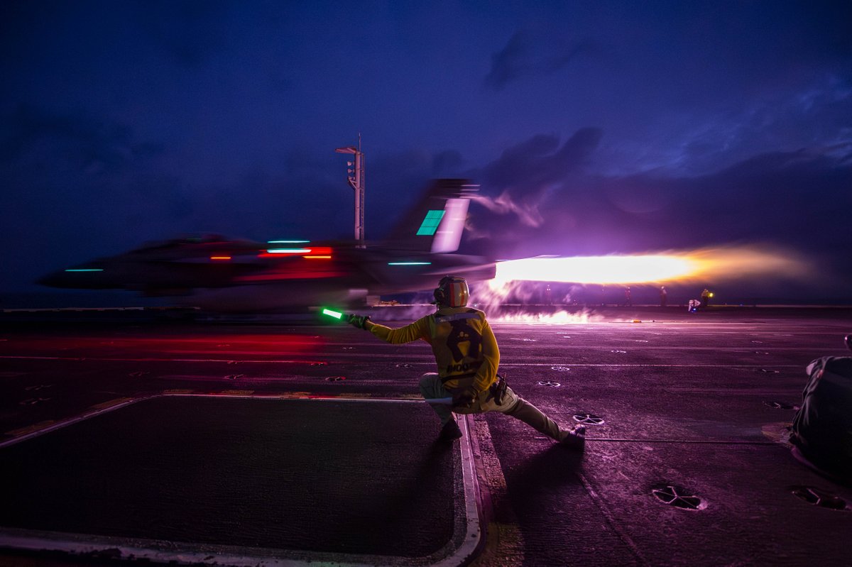 USNavy's tweet photo. #USNavyPhotosoftheDay:
1️⃣ #VFA2 #FLTOPS aboard @CVN70, 2️⃣ #USSPrinceton #UNREP w/ @MSCSealift USNS Tippecanoe (T-AO 199) and 3️⃣ #USSWilliamPLawrence CIC watch during GQ drill in South China Sea 4️⃣ USS Nimitz (CVN 68) GQ Drill in the Pacific Ocean
👉 https://t.co/aZddB6hxYf https://t.co/zOPrxQ0twq