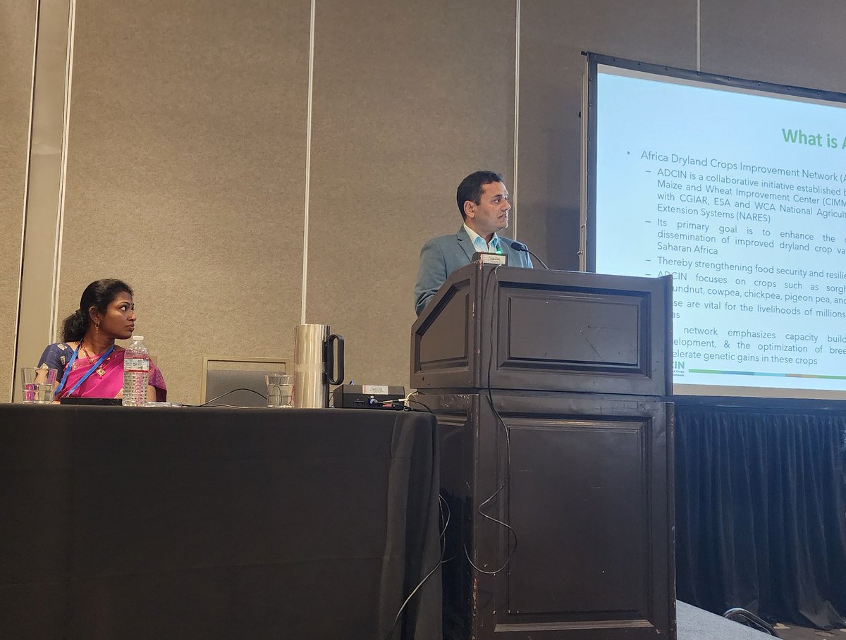 reach2arathore's tweet photo. Delivered a talk at Plant and Animal Genome Conference, #PAG32 on a Bioinformatics Pipeline our team developed to help @The_ADCIN calculate parental purity and verify F1s! 🎉 #Bioinformatics #Pipeline #Genetics #Science #Research #Talk https://t.co/scVMWGP2jY