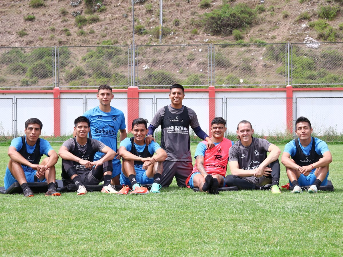 CD_Garcilaso's tweet photo. 𝗨́𝗹𝘁𝗶𝗺𝗼 𝗱𝗶́𝗮 𝗱𝗲 𝗲𝗻𝘁𝗿𝗲𝗻𝗮𝗺𝗶𝗲𝗻𝘁𝗼 𝗲𝗻 𝗲𝗹 𝗩𝗮𝗹𝗹𝗲 𝗦𝗮𝗴𝗿𝗮𝗱𝗼. 🏔️🩵

#DeportivoGarcilaso #RicoGarci #PedacitoDeCielo #CelesteHastaLaMuerte #CelesteDeCorazon #CuscoCeleste #Cusco #Garcilaso #Pretemporada #Entrenamiento #HastaLaGloria https://t.co/1AYhMhTuxE