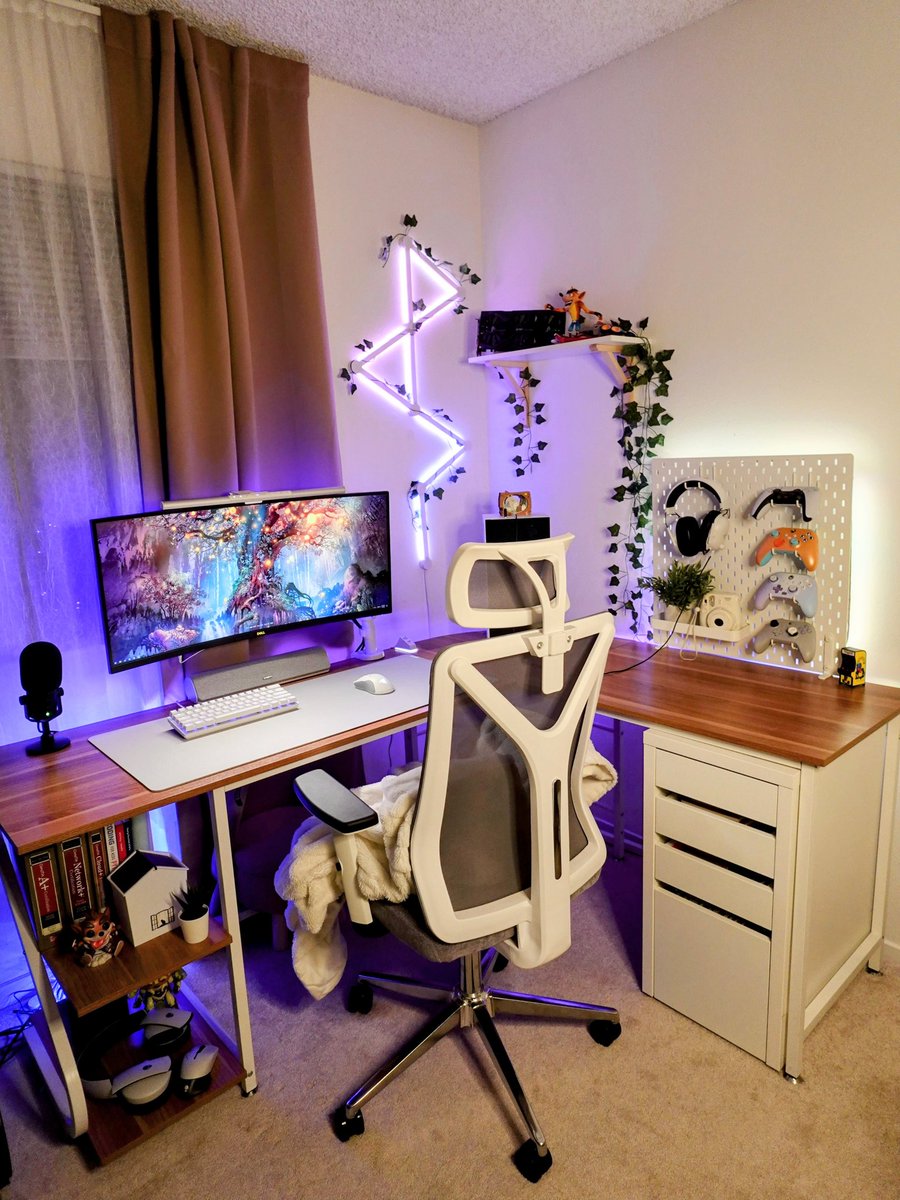notAileene's tweet photo. I keep forgetting to post my setup on Twitter so here it is! 😆

#cozysetup #GamingSetup #benqlighting https://t.co/hgCdYE15LQ