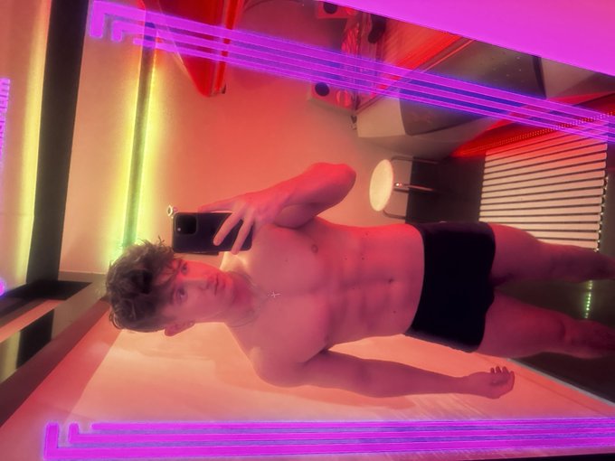 Watch Christian Levine's leaked NSFW photo on TwXstars