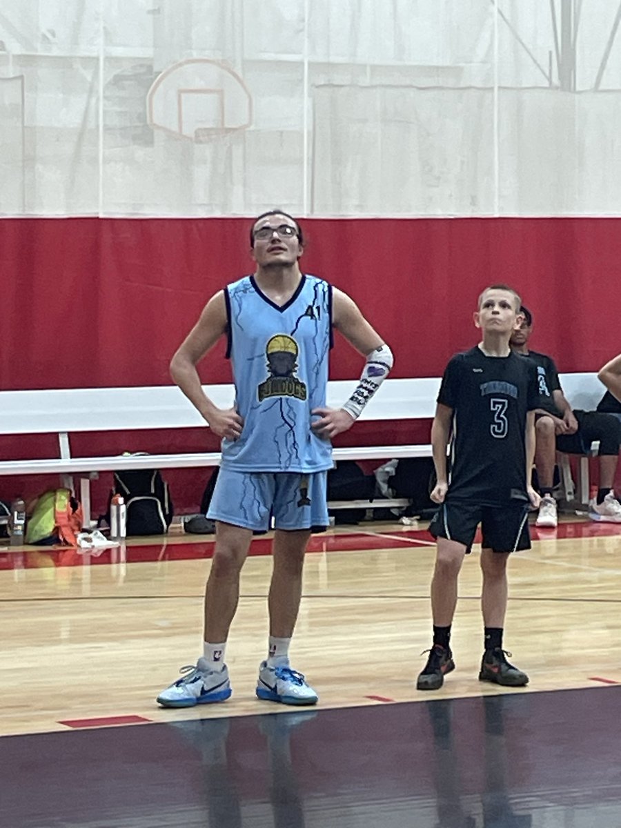 ThomasMatthews9's tweet photo. Box Out! @LoganMcC2031 . 6th grader playing up in 8th/9th bracket https://t.co/6Y0mWVa2q2