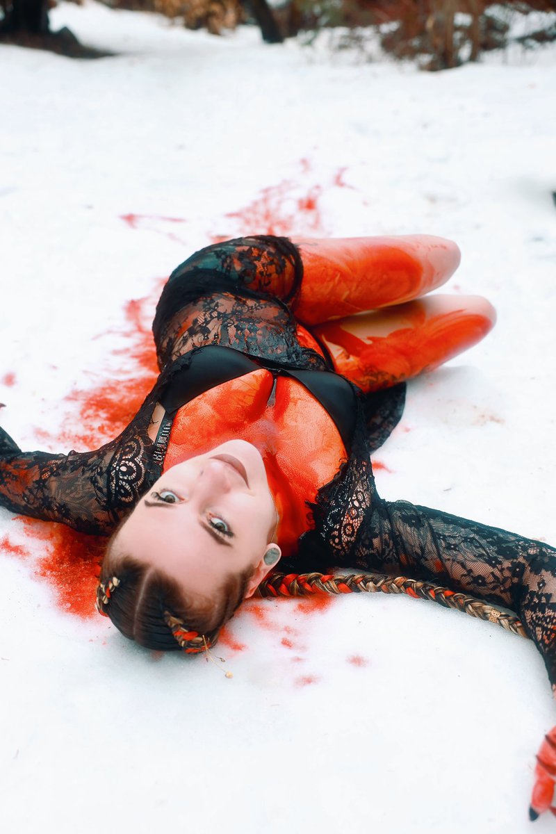 suicideplaybun1's tweet photo. Come play wit me lol 
.
#SnowMan #bloody #modeling https://t.co/e1J8iVrGEE