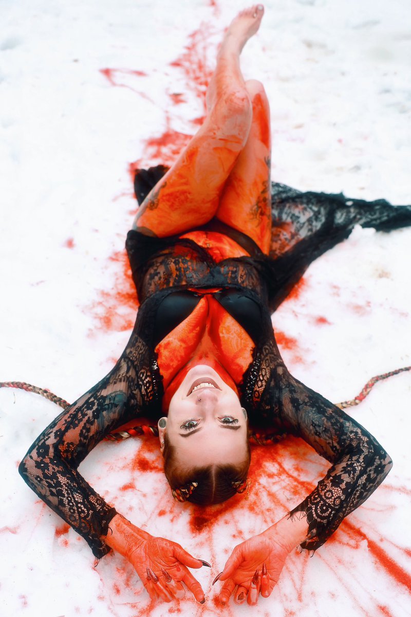 suicideplaybun1's tweet photo. Come play wit me lol 
.
#SnowMan #bloody #modeling https://t.co/e1J8iVrGEE
