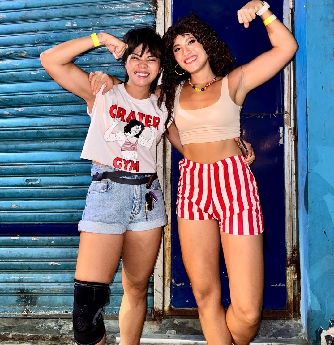 Aliás, a atriz que interpretava a Alex é sáfica na vida real e tem uma namorada! (elas fantasiadas do casal do filme Love Lies Bleeding na segunda foto 😭)