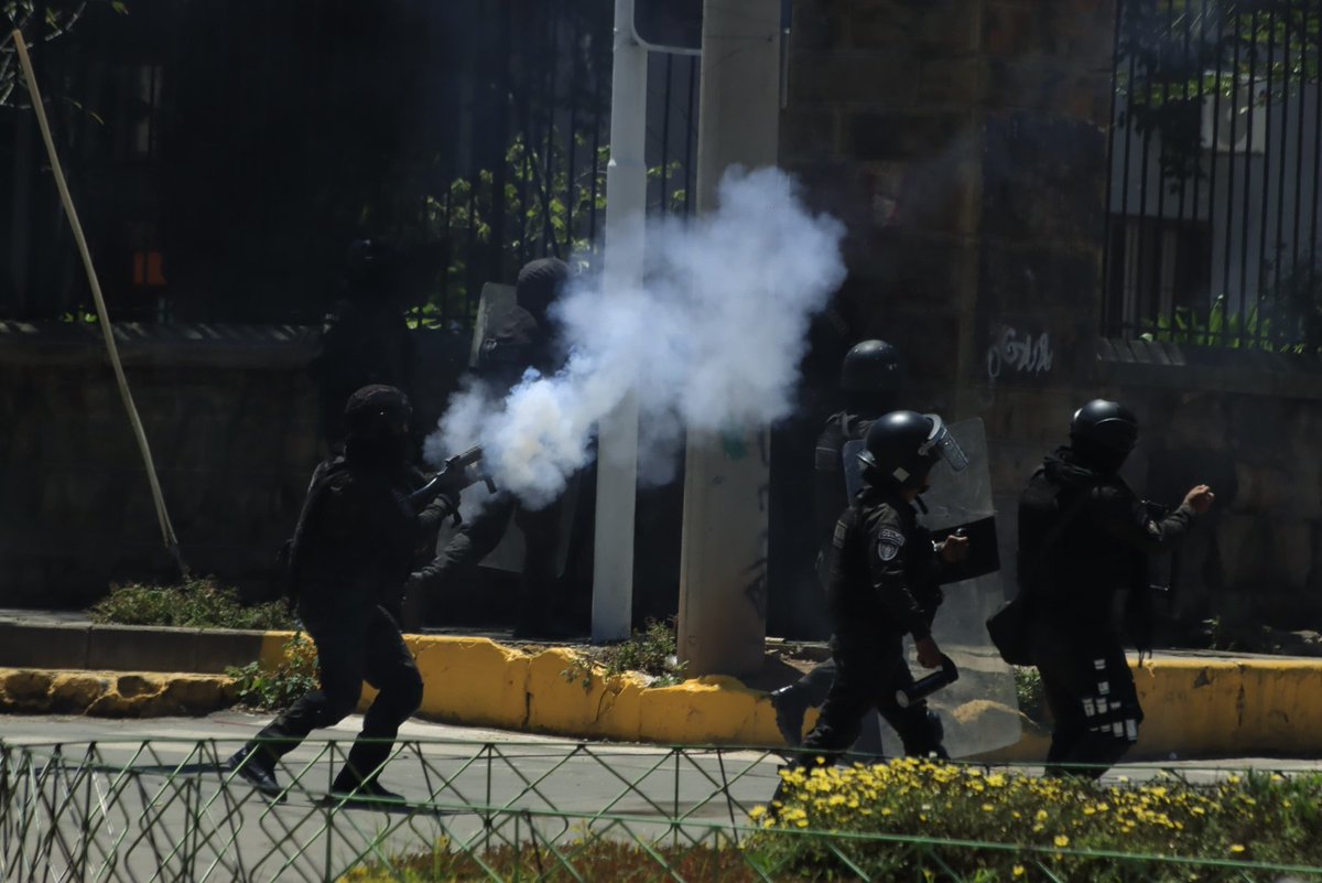 Denuncio ante el mundo que en Bolivia rige una tiranía fascista que usa a la policía para reprimir al pueblo.
Hermanos campesinos -elegidos legitima y democráticamente- que intentaron recuperar su sede sindical en Cochabamba  (que está en manos de corruptos y protegidos del