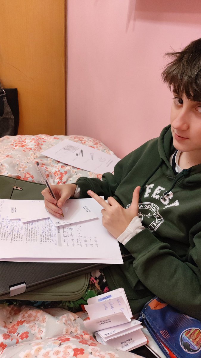 loreguutii's tweet photo. lunes 23:00, mañana tiene recuperación de matemáticas y no sabe dividir https://t.co/kbHphN5Nb8