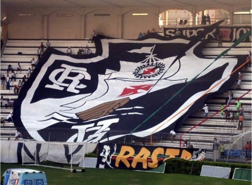 UNIÃO VASCAÍNA 2010: BANDEIRÃO
Junho de 2010: A União Vascaína produziu um novo bandeirão para torcer e apoiar o Vasco no Campeonato Brasileiro. 
Enorme, ele vai de cima a baixo da arquibancada de São Januário.