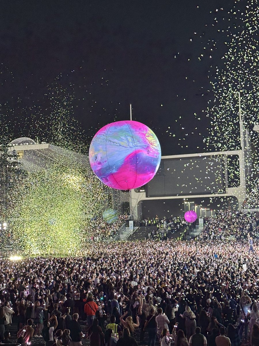 Abrarpiece's tweet photo. Loving 2025 already!♥️ 
#ColdplayAbuDhabi - 12 Jan ✨ https://t.co/Oun1pGQlaA