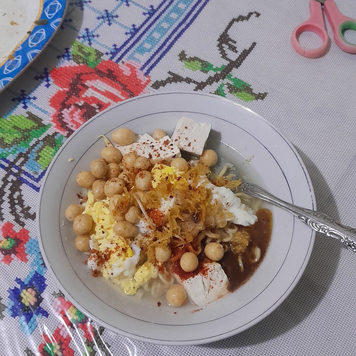 seaaf0od's tweet photo. @tanyakanrl mi rebus + telor + tahu + sukro + serundeng https://t.co/ywhdgDhWJr