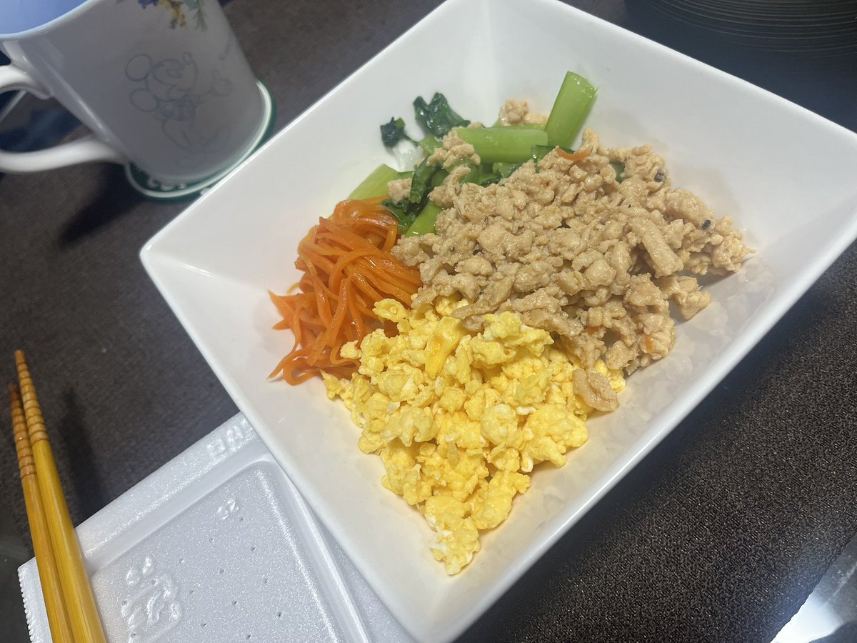 kinashow1's tweet photo. 新年あけまして
　　　おめでとうございます😊

2025年一発目

・4色丼
・白菜と豆腐と餅のすまし汁
・納得

飲み物は、冷や水です😅

最近、お酒は控えめで🥹 https://t.co/hQN2eSUnkg