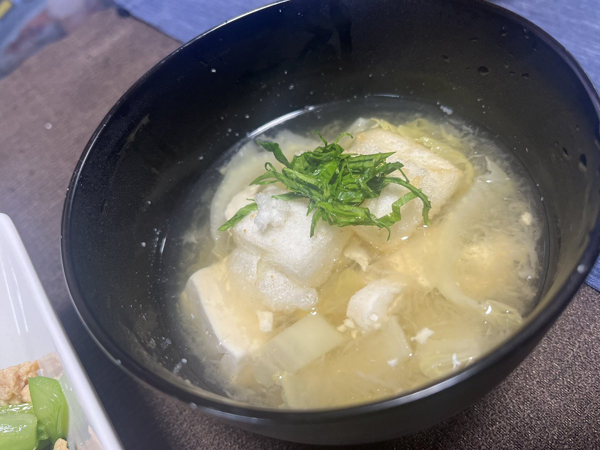 kinashow1's tweet photo. 新年あけまして
　　　おめでとうございます😊

2025年一発目

・4色丼
・白菜と豆腐と餅のすまし汁
・納得

飲み物は、冷や水です😅

最近、お酒は控えめで🥹 https://t.co/hQN2eSUnkg