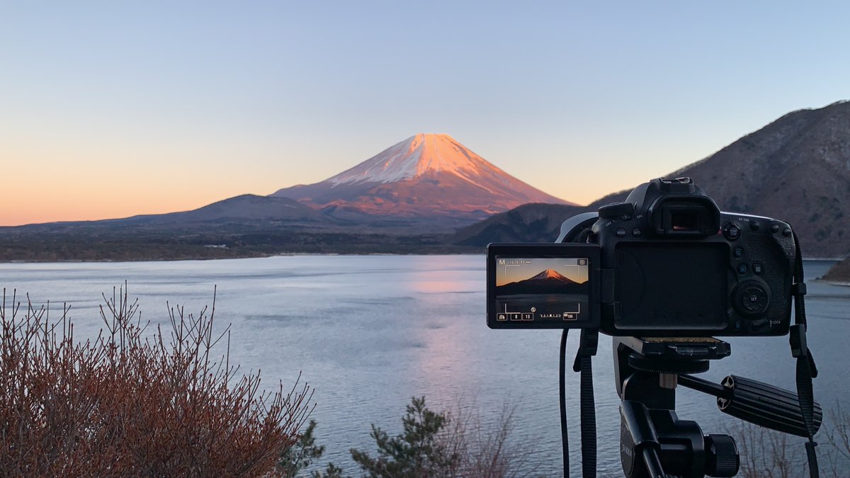 fujiyamajunkie's tweet photo. 今日のテーマ…愛用のカメラ。仕事が休みの日は40°C近くの灼熱の日も-10°C超えの極寒の日も、絶景を捉えるために苦楽を共にしてくれる最強のパートナー。2025年もいろんな景観と出会うことが出来ますように…。

#もにさく 
#Canon 
#EOS6DMark2 https://t.co/wBwrLpsCsT