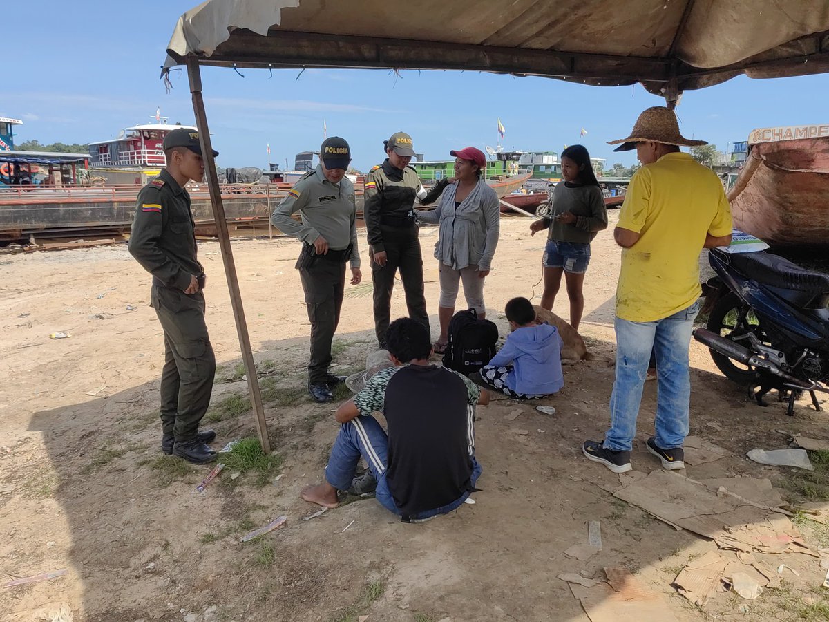 PoliciaGuainia's tweet photo. En📍 #Inirida | @Proteccionponal, realizó actividades de prevención y Control, en el puerto principal del municipio, garantizando la seguridad de los turistas nacionales y extranjeros que nos visitan.

#TurismoSeguro
#OjosEnTodasPartes
#YoSoyPAIS https://t.co/Px6BvJbRZV