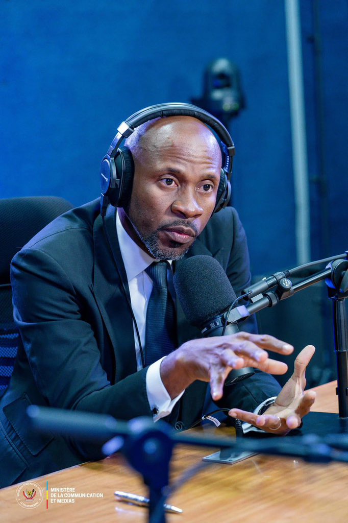 LesMuyaya's tweet photo. #RDC: Lui, c’est l’imperturbable. L’homme qui fait paniquer @PaulKagame et ses alliés.

L’histoire retiendra que sous sa conduite à la tête du Ministère de la Communication et Médias, la Communication du Gouvernement Congolais🇨🇩 a atteint sa pleine mesure.

Il a la capacité à anticiper les enjeux, et à décrire brièvement le mensonge et manipulation qui se fabriquent au Rwanda🇷🇼 …
Ses plumes affûtées ne sont pas qu’un simple outil de communication; mais plutôt une armure  de bravoure taillée sur mesure, qui se traduit par une communication stratégique qui ne se contente pas de relayer les événements , mais qui met à nu le mensonge du #Rwanda🇷🇼.

Toutes ses interventions résonnent comme un appel à l’unité du peuple congolais et à la résistance; renvoyant la peur dans le camp de l’ennemi qui sait pertinemment qu’il fait face à un homme qui maitrise parfaitement bien la communication stratégique;  un homme qui sait renforcer la confiance du peuple Congolais en cette période de guerre.

Respects à cet homme @PatrickMuyaya ! Il ne défend pas seulement un ministère, il défend notre histoire, notre avenir, la dignité du peuple Congolais.🇨🇩

 #BendeleEkweyaTe💪
#ToutpourLaPatrie🇨🇩🇨🇩
