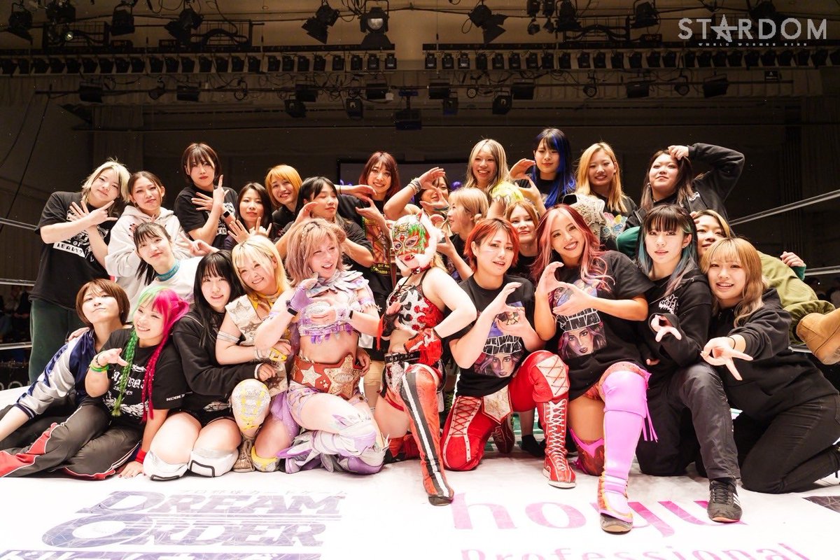 tmtmtmx's tweet photo. 💫女子プロレス #STARDOM ってどんな感じ？💫

🪐個性豊かな選手が39人もいて、絶対に『推し』が見つかる♡カワイイ、カッコいい、悪女、武闘派、ギャル…など

🪐選手全員にライバル関係や因縁、人生ドラマがある！39とおりのドラマを360度どの角度からも楽しめて無限大！

🪐推しと一緒に夢を見て、応援して共に叶えていける！

🪐技がスゴイ！人間離れ！アクロバティック！プリキュアなどのアニメキャラみたい！

🪐入場シーンや照明、音響演出は音楽ライブ顔負けの華やかさで、異世界ファンタジーに入り込んだような非日常を体感できる。

🪐選手が命燃やして闘っている姿を見ると、明日自分もお仕事や学校すこし頑張れるかもって希望がわいてくる。

初めはカワイイルックス目当てで来てくれるのももちろん大歓迎！
それ以上に、私たちの闘いに夢中にさせちゃう自信ある。
ぜーったいすきにさせるし、すきになってくれたら宇宙一幸せにする🫶♡