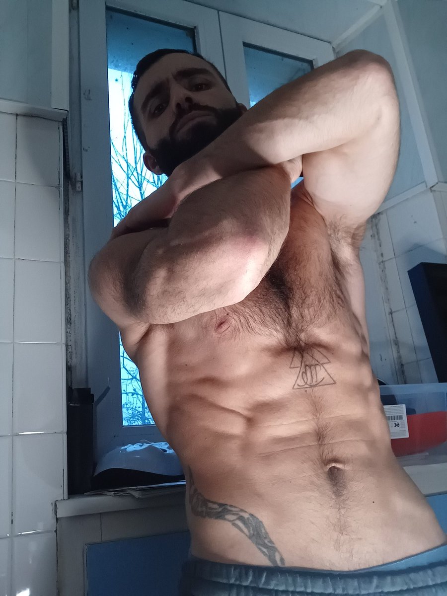 calvinmodeloff's tweet photo. Hola Nueva foto Aqui https://t.co/cJ5RUvyu2W https://t.co/DIfLsGKWGh
