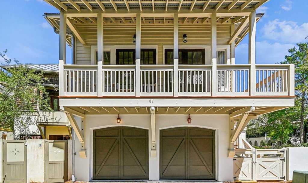 🤩"GEORGETOWN CARRIAGE" Comfortably hosting two guests in a queen size bed and full bathroom with a sink and shower
30aescapes.com/rentals/george…

🏖️ "GEORGETOWN CARRIAGE" - Rosemary Beach⁠
📱 (850) 502-5515