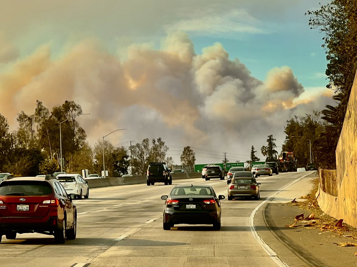 CitizenVenice's tweet photo. Heading West on the 10 freeway towards Santa Monica — around the Overland exit, coming up to the 405 freeway interchange 
#PalisadesFire 
#SantaMonica
#santamonicafire 
#LAair
#10freeway https://t.co/nudsuGziQ5